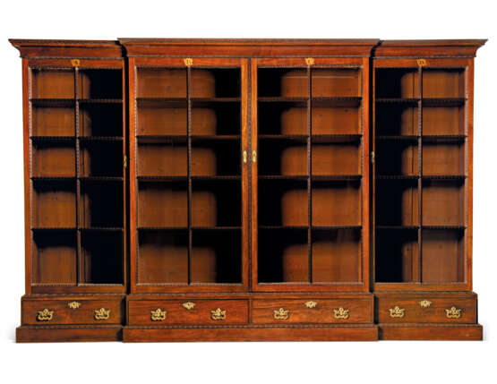 Vile and Cobb. A GEORGE II MAHOGANY BREAKFRONT LIBRARY BOOKCASE - Foto 2