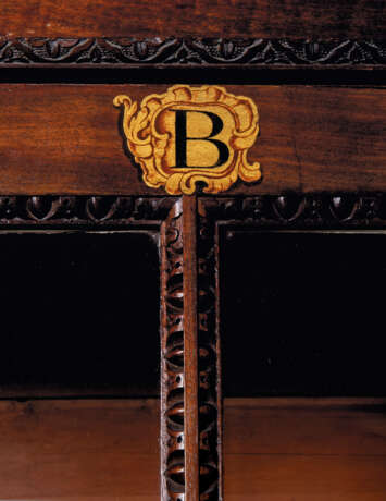 Vile and Cobb. A GEORGE II MAHOGANY BREAKFRONT LIBRARY BOOKCASE - Foto 3