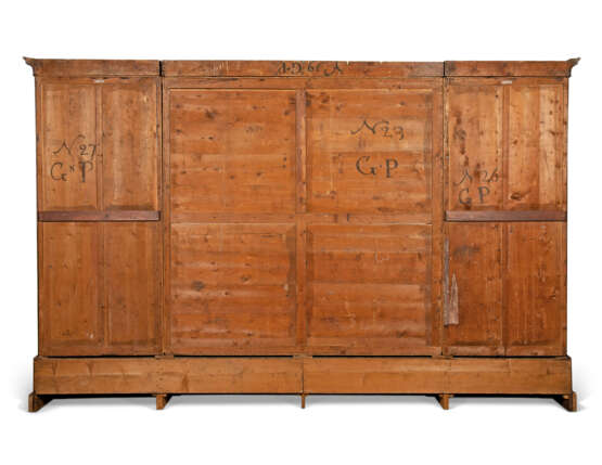 Vile and Cobb. A GEORGE II MAHOGANY BREAKFRONT LIBRARY BOOKCASE - photo 4