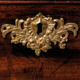 Vile and Cobb. A GEORGE II MAHOGANY BREAKFRONT LIBRARY BOOKCASE - Foto 6