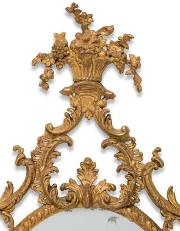 A PAIR OF GEORGE III GILT CARTON PIERRE OVAL MIRRORS - Foto 9