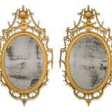 Linnell, John. A PAIR OF GEORGE III GILTWOOD AND CARTON PIERRE OVAL MIRRORS... - Foto 1