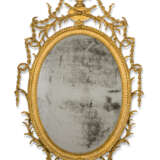 Linnell, John. A PAIR OF GEORGE III GILTWOOD AND CARTON PIERRE OVAL MIRRORS... - Foto 4