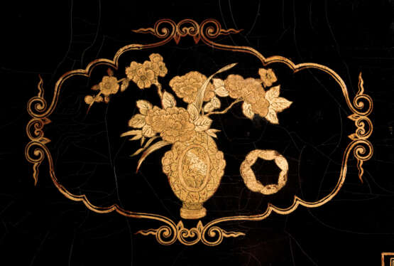 A CHINESE BLACK AND GILT LACQUER EIGHT-LEAF SCREEN - photo 5