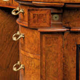 Gillows. A VICTORIAN BURR-WALNUT AND TULIPWOOD-BANDED KIDNEY-SHAPED D... - photo 4