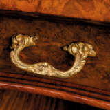 Gillows. A VICTORIAN BURR-WALNUT AND TULIPWOOD-BANDED KIDNEY-SHAPED D... - photo 5