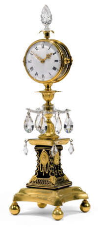 A GEORGE III ORMOLU AND CUT GLASS 'CANDLESTICK CLOCK' TIMEPI... - Foto 1