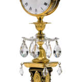 A GEORGE III ORMOLU AND CUT GLASS 'CANDLESTICK CLOCK' TIMEPI... - Foto 1