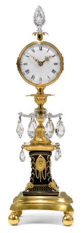 A GEORGE III ORMOLU AND CUT GLASS 'CANDLESTICK CLOCK' TIMEPI... - Foto 2
