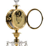 A GEORGE III ORMOLU AND CUT GLASS 'CANDLESTICK CLOCK' TIMEPI... - Foto 3