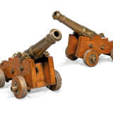 A PAIR OF EARLY VICTORIAN BRONZE AND OAK SALUTING CANNON - фото 4