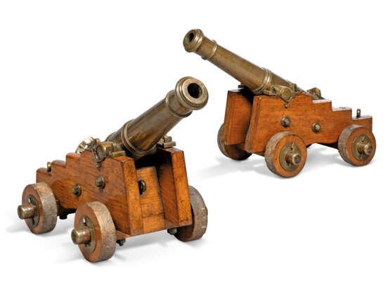 A PAIR OF EARLY VICTORIAN BRONZE AND OAK SALUTING CANNON - Foto 4