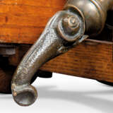 A PAIR OF EARLY VICTORIAN BRONZE AND OAK SALUTING CANNON - фото 8