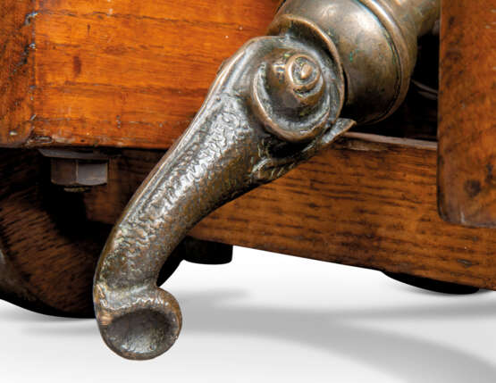 A PAIR OF EARLY VICTORIAN BRONZE AND OAK SALUTING CANNON - photo 8