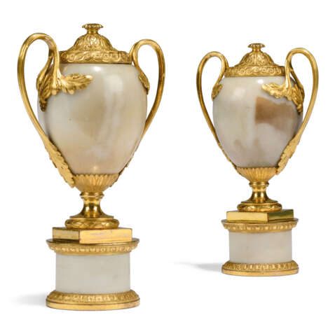 Matthew Boulton & Co.. A PAIR OF GEORGE III ORMOLU-MOUNTED WHITE MARBLE CANDLE VASE... - фото 1