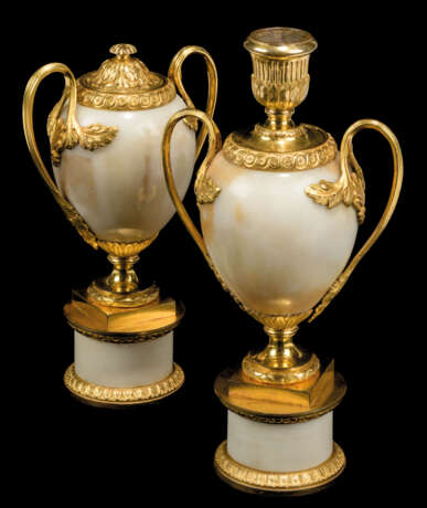 Matthew Boulton & Co.. A PAIR OF GEORGE III ORMOLU-MOUNTED WHITE MARBLE CANDLE VASE... - фото 6