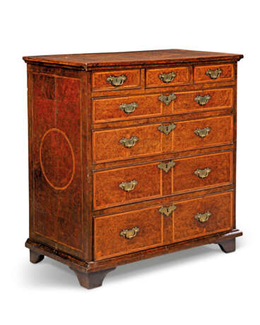 A QUEEN ANNE BURR-YEW AND ASH-FEATHERBANDED CHEST - фото 1