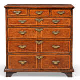 A QUEEN ANNE BURR-YEW AND ASH-FEATHERBANDED CHEST - фото 2