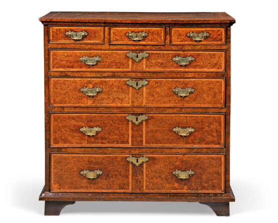 A QUEEN ANNE BURR-YEW AND ASH-FEATHERBANDED CHEST - Foto 2