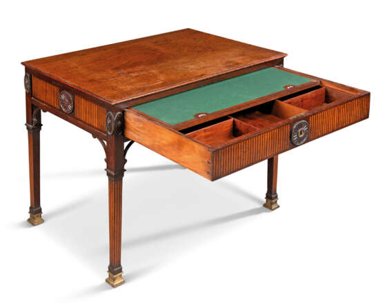 A GEORGE III MAHOGANY AND SATINWOOD-INLAID ARCHITECT'S TABLE... - Foto 2