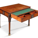 A GEORGE III MAHOGANY AND SATINWOOD-INLAID ARCHITECT'S TABLE... - Foto 2