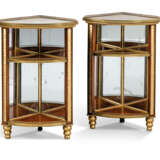A PAIR OF REGENCY BRASS-MOUNTED, PARCEL-GILT INDIAN ROSEWOOD... - Foto 1