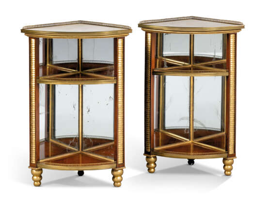A PAIR OF REGENCY BRASS-MOUNTED, PARCEL-GILT INDIAN ROSEWOOD... - Foto 1