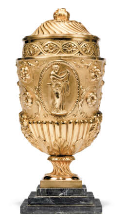 A VICTORIAN 'NEO-CLASSICAL' GILT-METAL VASE AND COVER - Foto 1