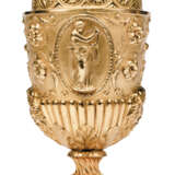 A VICTORIAN 'NEO-CLASSICAL' GILT-METAL VASE AND COVER - Foto 1