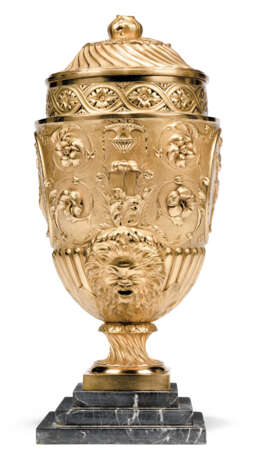 A VICTORIAN 'NEO-CLASSICAL' GILT-METAL VASE AND COVER - photo 2