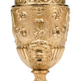 A VICTORIAN 'NEO-CLASSICAL' GILT-METAL VASE AND COVER - Foto 2