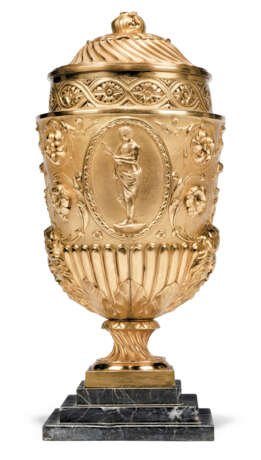 A VICTORIAN 'NEO-CLASSICAL' GILT-METAL VASE AND COVER - Foto 3