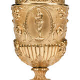 A VICTORIAN 'NEO-CLASSICAL' GILT-METAL VASE AND COVER - photo 3
