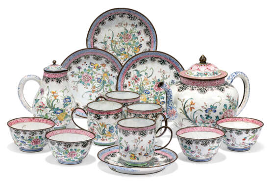 A CHINESE PAINTED ENAMEL TEA SERVICE - photo 1