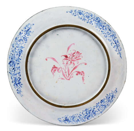 A CHINESE PAINTED ENAMEL TEA SERVICE - photo 3