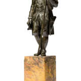 A PAIR OF FRENCH BRONZE FIGURES OF VOLTAIRE AND ROUSSEAU - Foto 3