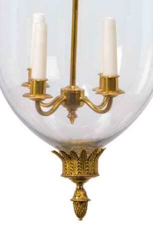 A GEORGE III-STYLE GILT-BRASS AND GLASS HANGING-LIGHT - Foto 3