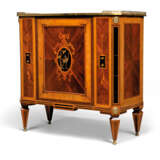 Gillows. A VICTORIAN 'DUTCH' MAHOGANY, SATINWOOD AND LACQUER SIDE CAB... - фото 2
