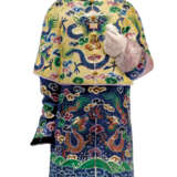 A CHINESE EXPORT PAINTED CLAY NODDING-HEAD FIGURE OF A COURT... - Foto 1