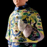 A CHINESE EXPORT PAINTED CLAY NODDING-HEAD FIGURE OF A COURT... - Foto 3