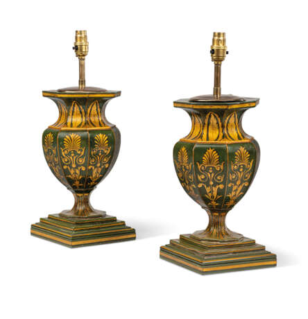 A PAIR OF REGENCY GREEN AND GILT-PAINTED TOLE OCTAGONAL BALU... - photo 1