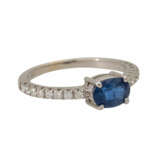 Ring mit oval facettiertem Saphir ca. 1 ct und Brillanten zusammen ca. 0,25 ct, - photo 1