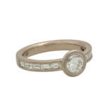 Ring mit Brillant ca. 0,7 ct flankiert von Diamantbaguettes zusammen ca. 0,6 ct, - photo 1