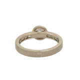 Ring mit Brillant ca. 0,7 ct flankiert von Diamantbaguettes zusammen ca. 0,6 ct, - photo 4