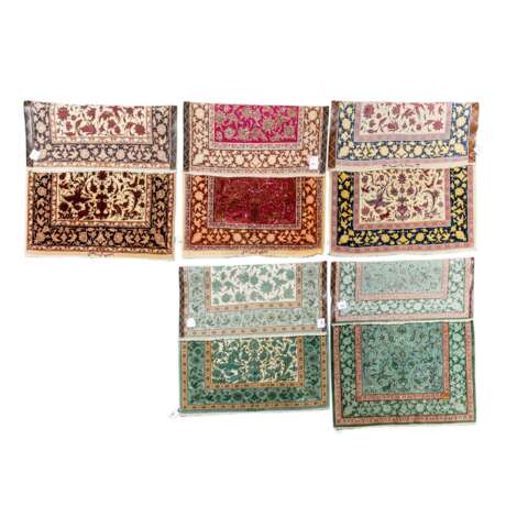 Serie von fünf feinen Orientteppichen mit Seide. IRAN, 20. Jahrhundert, je ca. 120x80 cm. - Foto 2