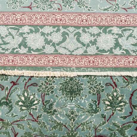 Serie von fünf feinen Orientteppichen mit Seide. IRAN, 20. Jahrhundert, je ca. 120x80 cm. - photo 3