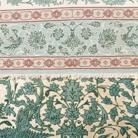 Serie von fünf feinen Orientteppichen mit Seide. IRAN, 20. Jahrhundert, je ca. 120x80 cm. - Foto 4
