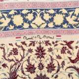 Serie von fünf feinen Orientteppichen mit Seide. IRAN, 20. Jahrhundert, je ca. 120x80 cm. - Foto 5