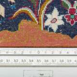Zwei Orientteppiche mit Seide. PERSIEN, 20. Jahrhundert, je ca. 120x80 cm. - Foto 6