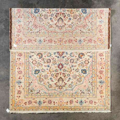 Feiner Orientteppich mit Seide. PERSIEN, 20. Jahrhundert, 232x157 cm. - Foto 1